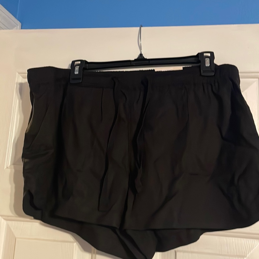 Women black NWT shorts XL jr. SO good life